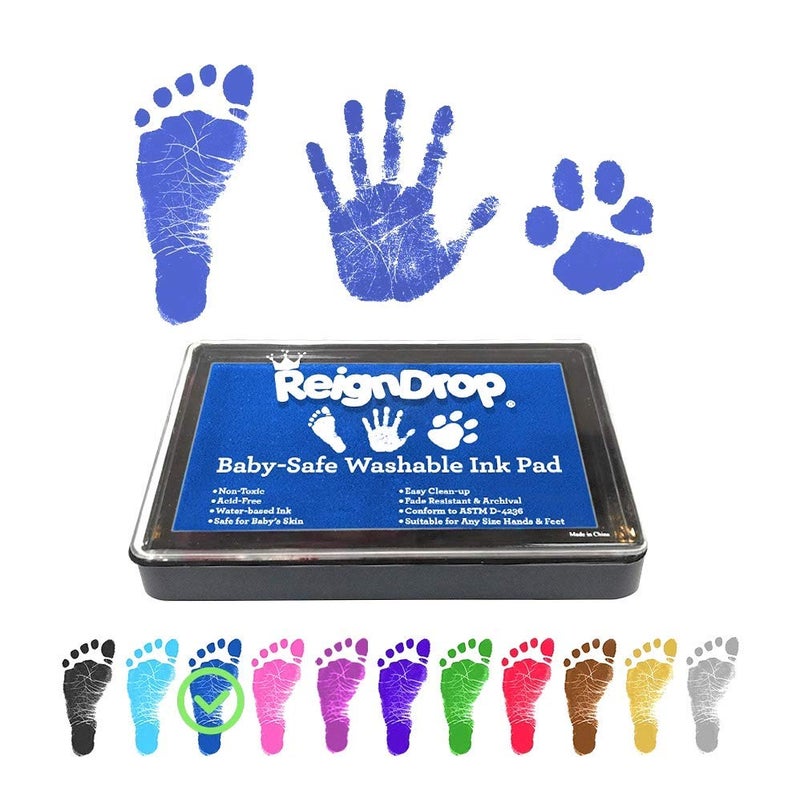 ReignDrop وسادة حبر رين دروب لطباعة بصمة قدم ويد الطفل - تخلق طابع تذكاري رائع يدوم طويلاً للرضع والأطفال. مقاومة للتلطيخ، سهلة المسح عن الجلد، آمنة ولطيفة خالية من الأحماض (أزرق داكن) - Image 1